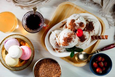 Dondurma masanın üstünde, parlak renkli bir arka planda.