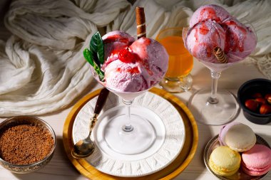 Dondurma masanın üstünde, parlak renkli bir arka planda.