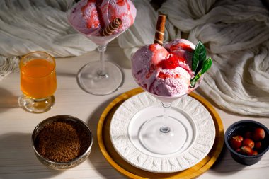 Dondurma masanın üstünde, parlak renkli bir arka planda.