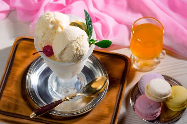 Dondurma masanın üstünde, parlak renkli bir arka planda.