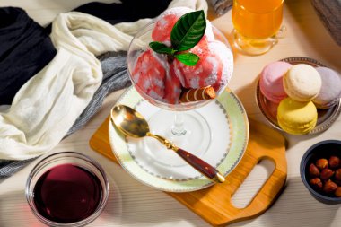 Dondurma masanın üstünde, parlak renkli bir arka planda.