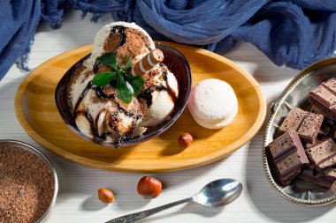 Dondurma masanın üstünde, parlak renkli bir arka planda.