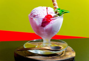 Dondurma masanın üstünde, parlak renkli bir arka planda.