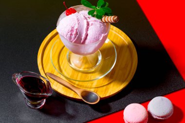 Dondurma masanın üstünde, parlak renkli bir arka planda.