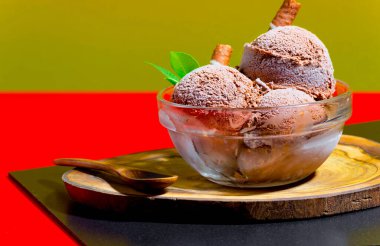 Dondurma masanın üstünde, parlak renkli bir arka planda.