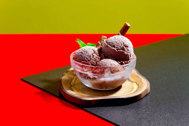 Dondurma masanın üstünde, parlak renkli bir arka planda.