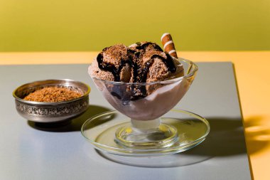 Dondurma masanın üstünde, parlak renkli bir arka planda.