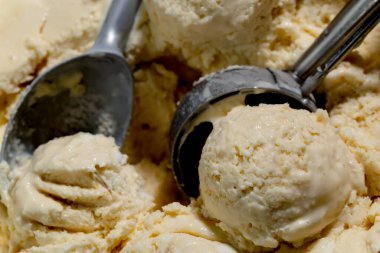 Dondurma masanın üstünde, parlak renkli bir arka planda.