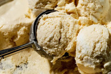 Dondurma masanın üstünde, parlak renkli bir arka planda.