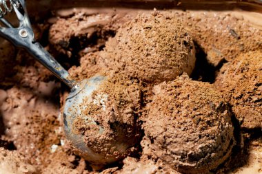 Dondurma masanın üstünde, parlak renkli bir arka planda.