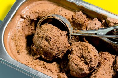 Dondurma masanın üstünde, parlak renkli bir arka planda.