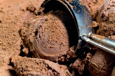 Dondurma masanın üstünde, parlak renkli bir arka planda.