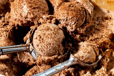 Dondurma masanın üstünde, parlak renkli bir arka planda.