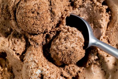 Dondurma masanın üstünde, parlak renkli bir arka planda.