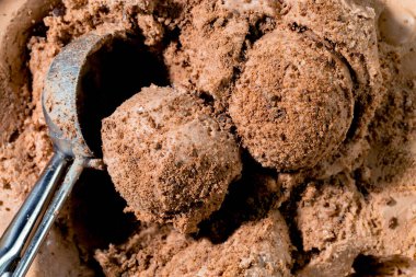 Dondurma masanın üstünde, parlak renkli bir arka planda.