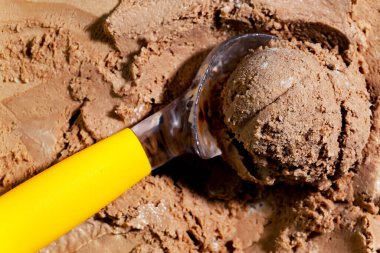 Dondurma masanın üstünde, parlak renkli bir arka planda.