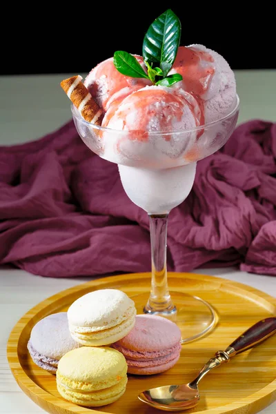 色彩艳丽的背景上桌子上的冰淇淋 — 图库照片