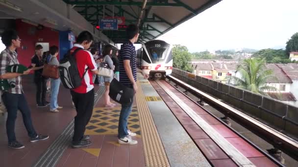 Pasajero esperando un tren — Vídeo de stock