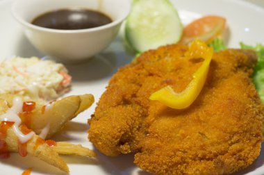 tavuk pirzola kamalar ve kara biber sosu ile