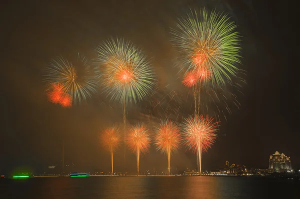 美丽的烟花在夜空中 — 图库照片