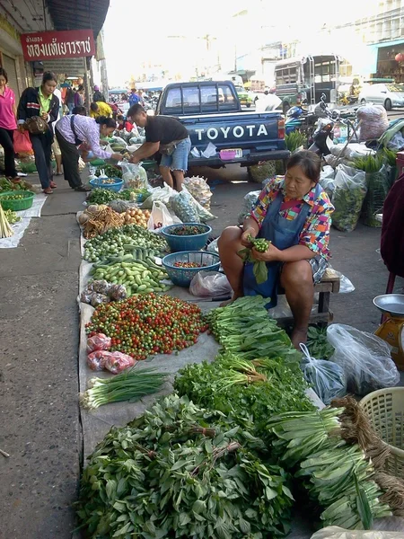 Unidentified vegetable seller at traditional wet market, Khon Khean, Thailand. — Stock Photo, Image