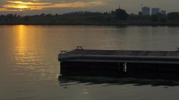 Atardecer de lapso de tiempo en el lago Putrajaya — Vídeo de stock