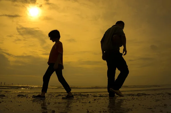 Silhouette of kids with her father playing at the beach — Stock Photo, Image