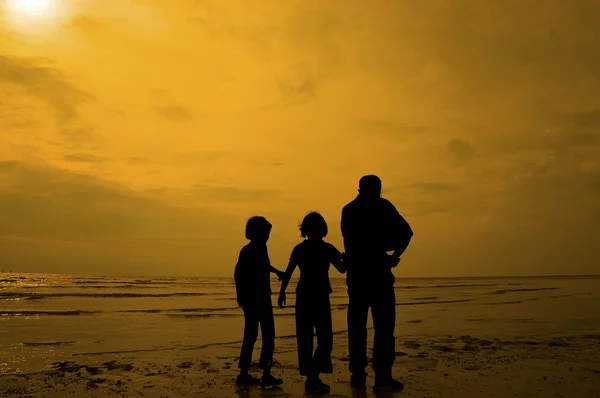 Silhueta de crianças brincando na praia — Fotografia de Stock