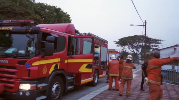 Bombero en servicio — Vídeo de stock