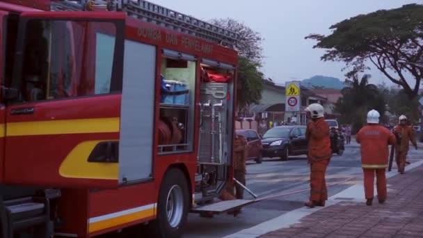 Пожежник на чергуванні — стокове відео