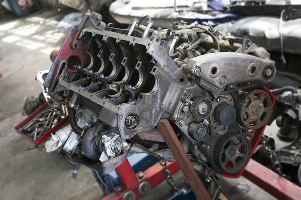 otomotiv motoru