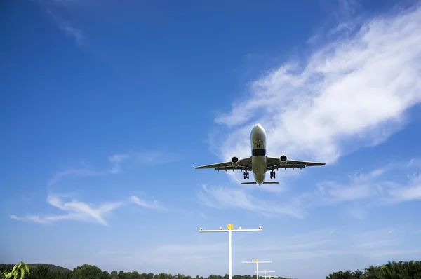 Vliegtuig klaar voor de Landing — Stockfoto