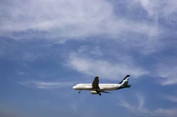 着陸のためのエアバス A320 233 準備 — ストック写真