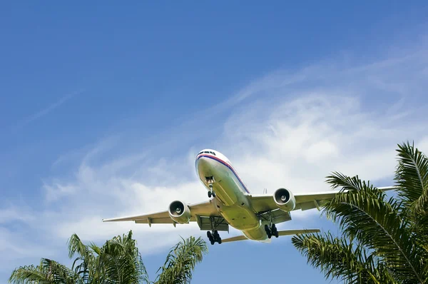 Boeing 777-2H6(ER)  Ready for Landing — Stock Photo, Image