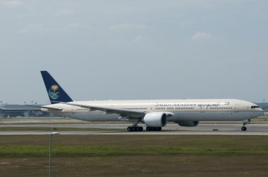 Boeing 777 havalanıyor.