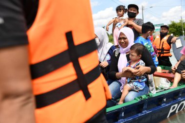 Sel mağdurları 20 Aralık 2021 'de RTB Bukit Changgang, Dengkil, Sepang' da Kraliyet Malezya Polisi tarafından tahliye edildi..