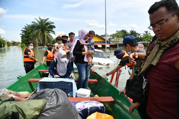 Sepang December 20Th Flood Victims Evacuated Royal Malaysia Police Members — Stock Photo, Image