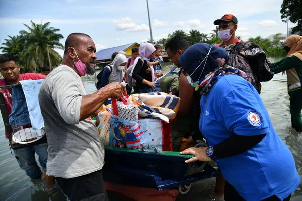 Sepang 12月20日 マレーシア王立警察のメンバーによって避難させられた洪水被害者は 2021年12月20日にセパン島デンキルのRtbブキッ チャンガンで避難した — ストック写真