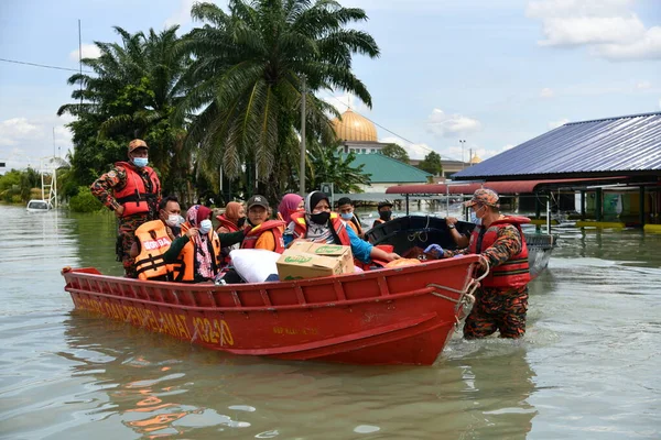 Sepang December 20Th Members Fire Rescue Department Malaysia Evacuated Flood - Stock-foto