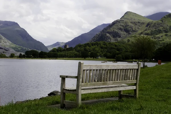 Bench and lake — Stock Photo, Image