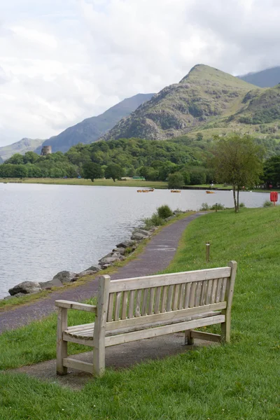 Bench and lake — Stock Photo, Image