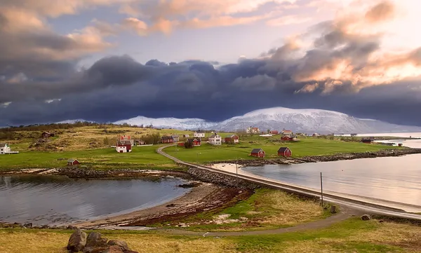 kasvetli bir gökyüzü ile dağlarda Norveç Köyü