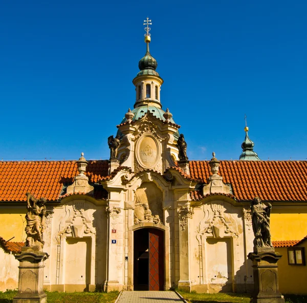 Igreja na montanha branca — Fotografia de Stock