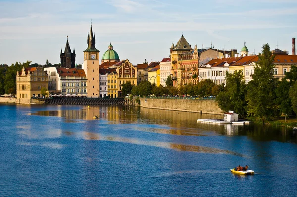 Praga e a Vltava Fotos De Bancos De Imagens