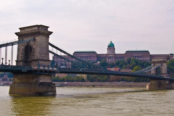 Ponte de corrente e Castelo — Fotografia de Stock