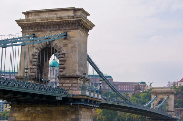 Ponte a catena e castello — Foto Stock