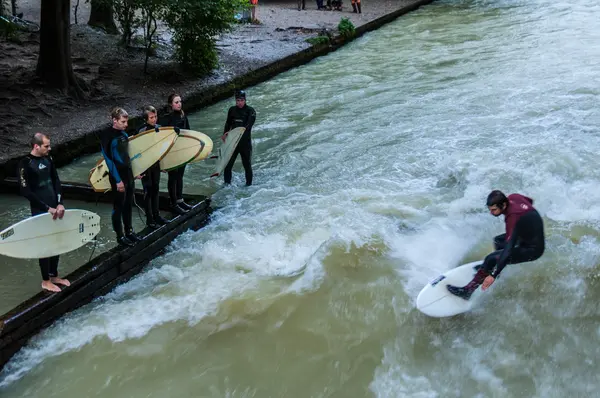 Szörfös Eisbach — Stock Fotó