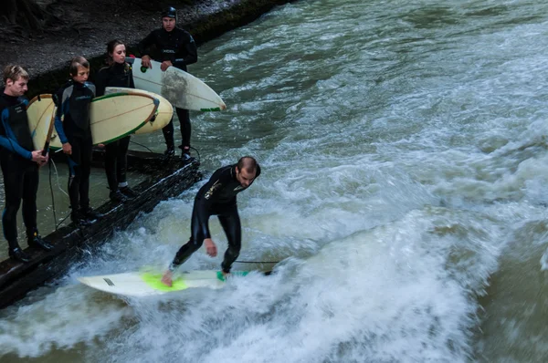 Eisbach Surfer — Stockfoto