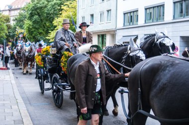 geçit töreni wiesn hosts