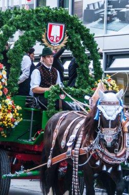 geçit töreni wiesn hosts